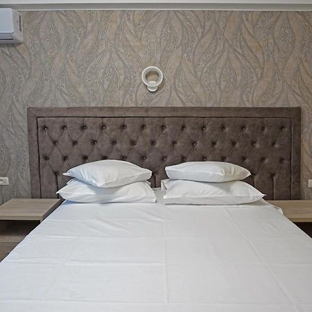 Hotel Tiara Ploieşti Buitenkant foto