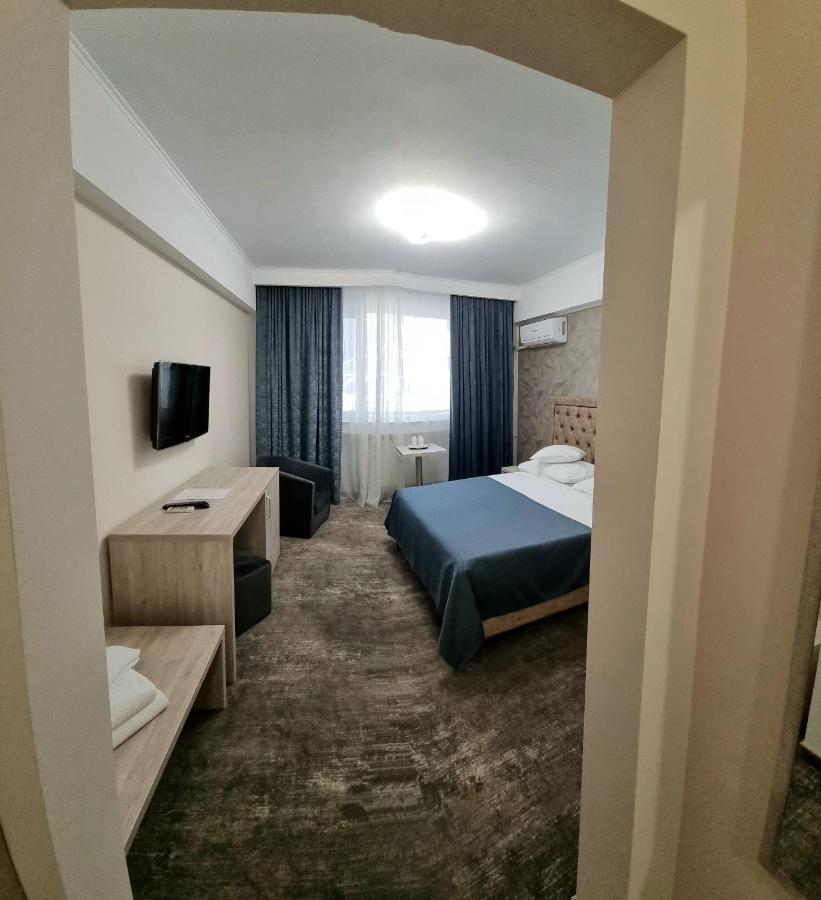 Hotel Tiara Ploieşti Buitenkant foto