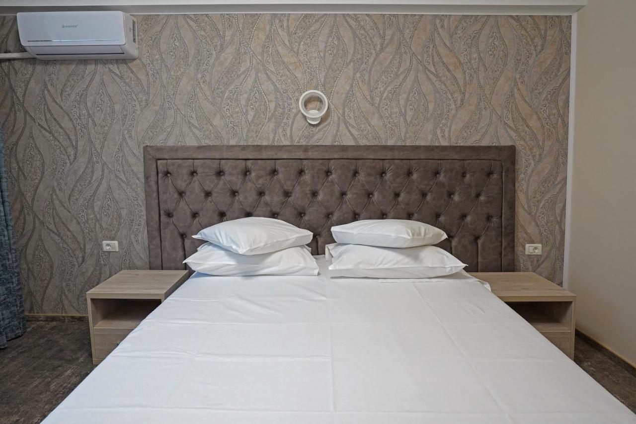 Hotel Tiara Ploieşti Buitenkant foto