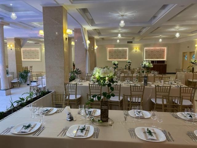 Hotel Tiara Ploieşti Buitenkant foto