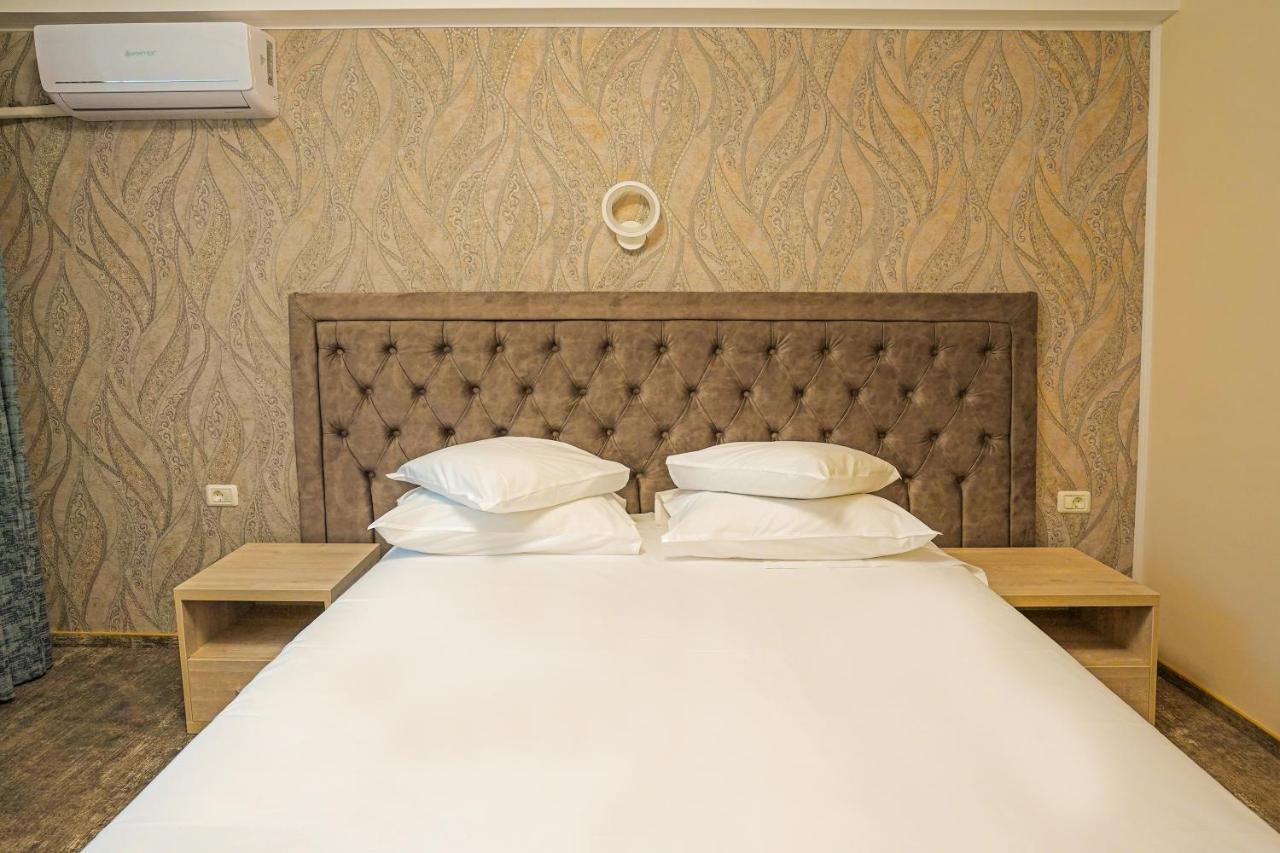 Hotel Tiara Ploieşti Buitenkant foto