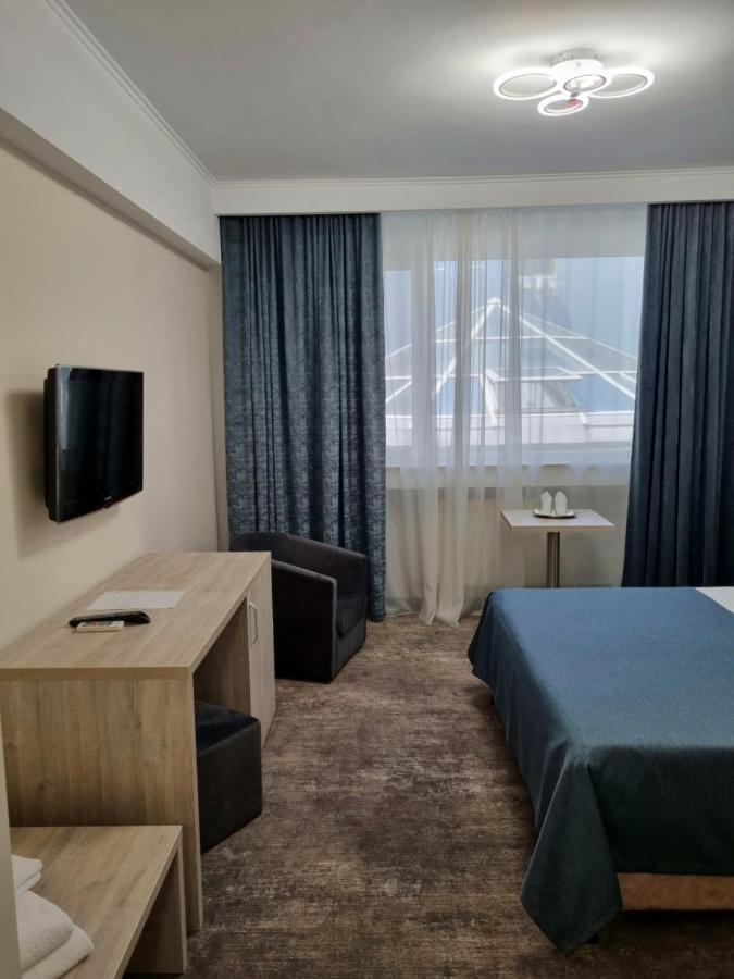 Hotel Tiara Ploieşti Buitenkant foto