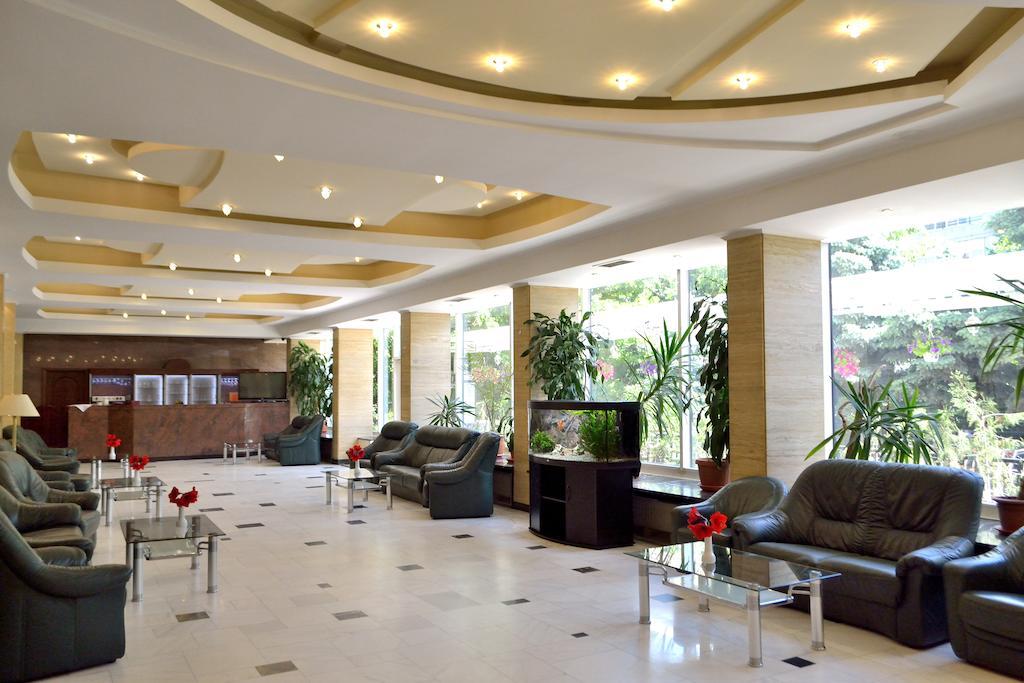 Hotel Tiara Ploieşti Buitenkant foto