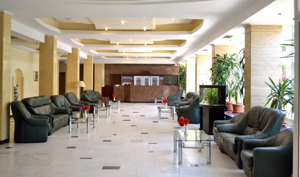Hotel Tiara Ploieşti Buitenkant foto